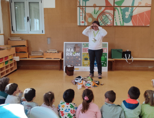 Los alumnos del CEIP Trasmiera estrenan las actividades escolares sobre el contenedor marrón